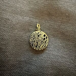 Elegant Gold Pendant Necklace